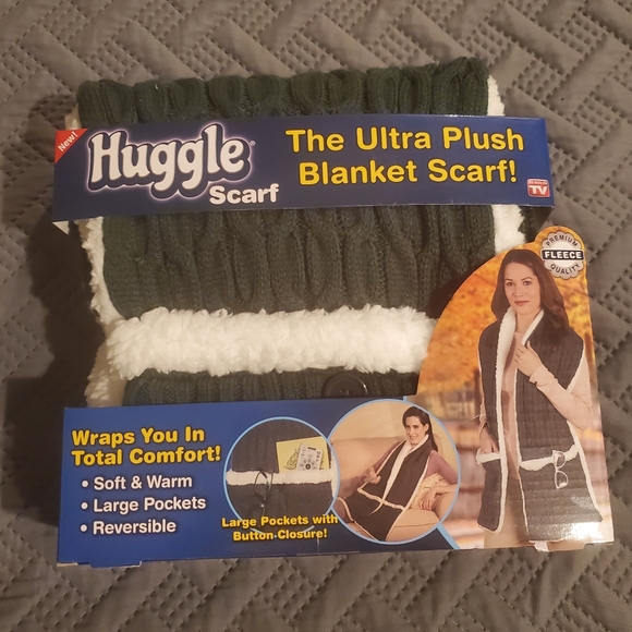 HUGGLE Fleece Slipper Crew Socks & Plush Blanket Scarf Set - Gray - Picture 7 of 10